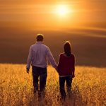 Семейный диалог. Мужчина и женщина в поле на фоне заката